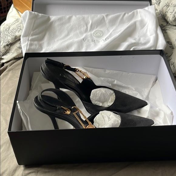 VERSACE SAFETY PIN PUMPS 37.5 - Picture 2 of 6